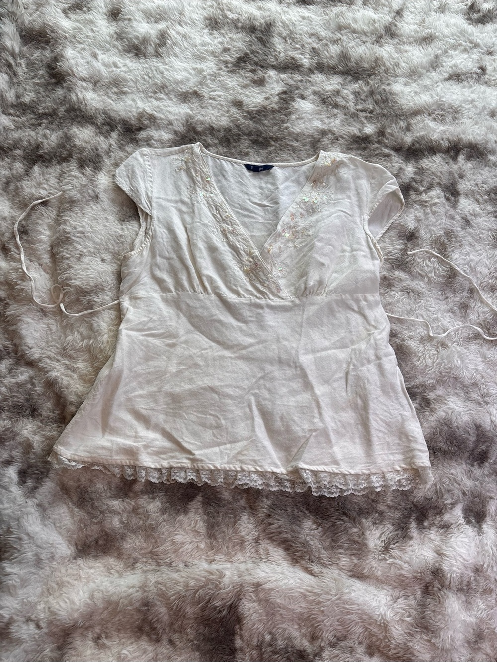 Vintage Y2K Reitmans White Lace-Trim V-Neck Peplum Blouse with tie back